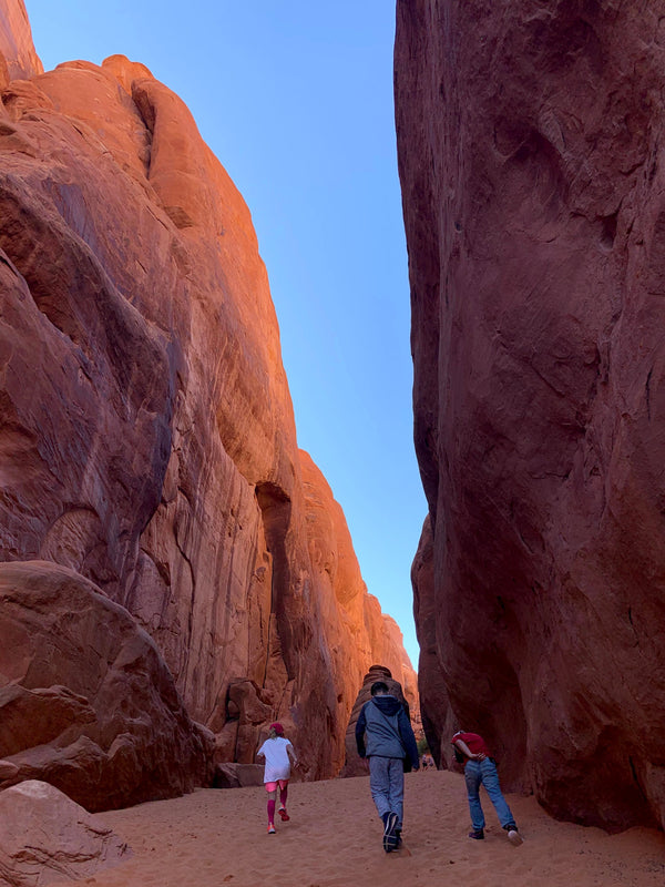 Must see national park with kids, the perfect family vacation destination at Arches National Park, Family friendly hikes at Arches National Park